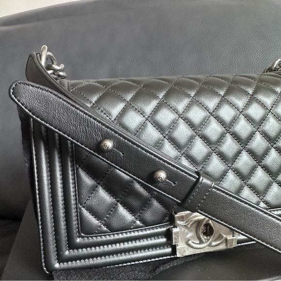 Chanel Boy Medium - Picture 14 of 15